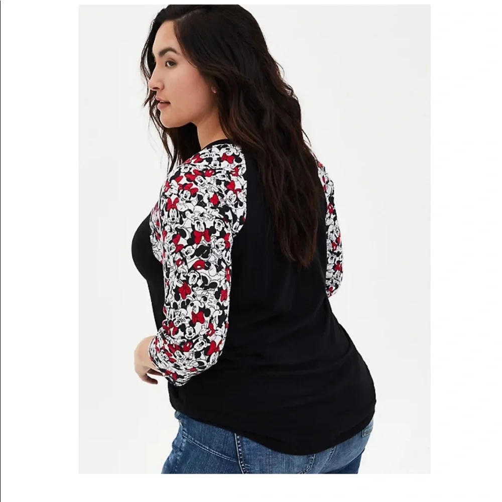 TORRID NWT DISNEY MICKEY & MINNIE RAGLAN TOP - Picture 3 of 5